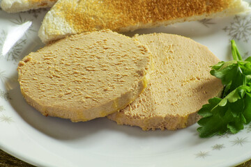 tranches de foie gras dans une assiette