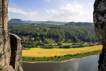 Aussicht zwischen den Felsen auf die Landschaft am Elbufer der Bastei