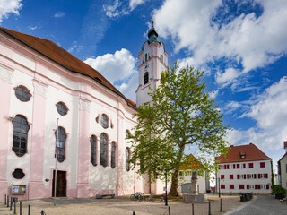 Günzburg Bayern Schwaben Deutschland Kirche Blauer Himmel haus