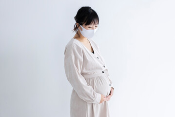 マスクをした妊婦