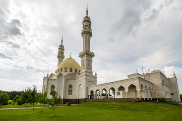 Fototapeta na wymiar White Mosque in the city of Bulgar