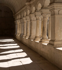 Cloître roman de l'abbaye de Sénanque, France