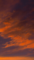 Fabuleux ciel rouge nacré sous des Cirrus de haute altitude, alors que le soleil se couche