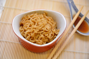 yakisoba piatto tipico giapponese cibo asiatico noodles con pollo manzo verdure e salsa di soya