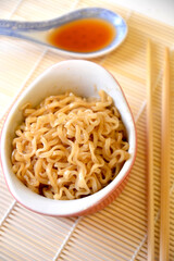 yakisoba piatto tipico giapponese cibo asiatico noodles con pollo manzo verdure e salsa di soya