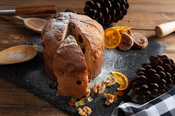 Panetone de natal com frutas cristalizadas e nozes