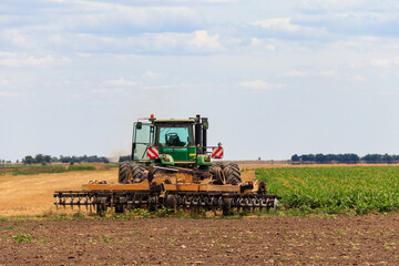 Obraz premium Tractor cultivating a field. Concept of agriculture