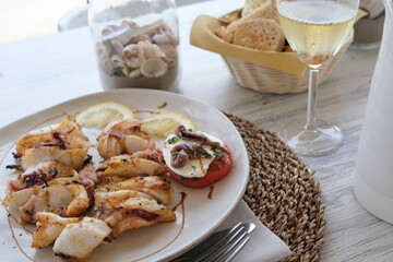 piatto di pesce in un ristorante in riva al mare