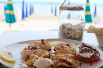 piatto di pesce in un ristorante in riva al mare