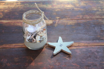 segnaposto con candela. Ristorante al mare. Legno e decorazione