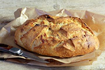 miche de pain sur une table en bois