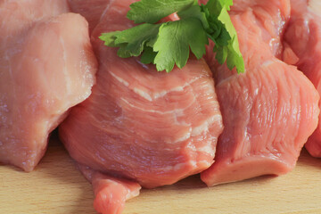 morceaux de viande de veau cru sur une planche à découper