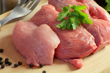 morceaux de viande de veau cru sur une planche à découper