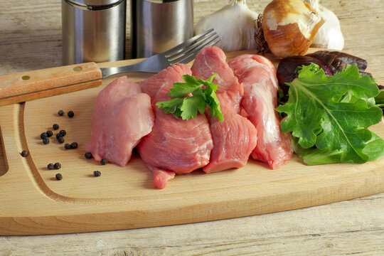 morceaux de viande de veau cru sur une planche &agrave; d&eacute;couper