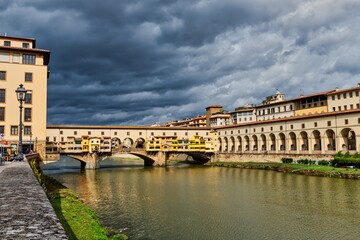 Fototapeta premium Ponte Vecchio (Old Bridge) and the Arno River with Overcast Sky