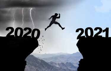 Mann springt über Abgrund mit Gewitter im Hintergrund und der Beschriftung 2020/2021.