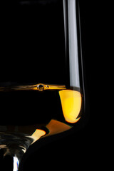 ein Glas mit Cognac close up