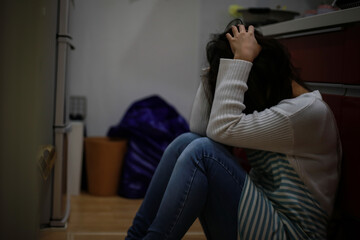 悲しみに暮れる女性