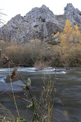 Castilla y León. León. Cistierna. Río Esla. Paleta de COLORES