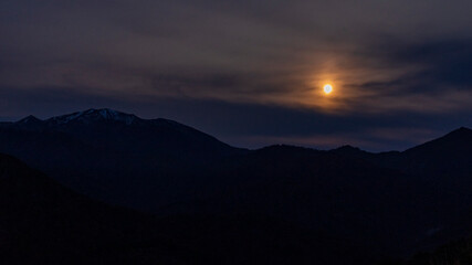 飯豊連峰　稜線と満月