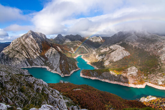 Fiordos leoneses con el arco iris en espa&ntilde;a, vista desde el pico Gilbo.