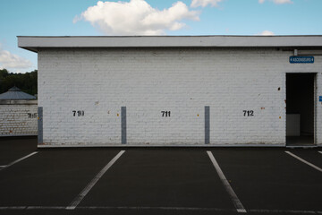Parcheggio con segnaposti numerati in cima ad edificio moderno