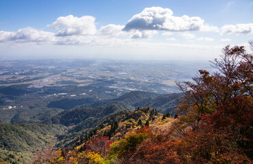 Naklejka premium 紅葉に色づく鈴鹿山脈、釈迦ヶ岳から竜ヶ岳の尾根道を歩いて