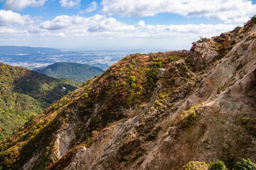 Fototapeta na wymiar 紅葉に色づく鈴鹿山脈、釈迦ヶ岳から竜ヶ岳の尾根道を歩いて