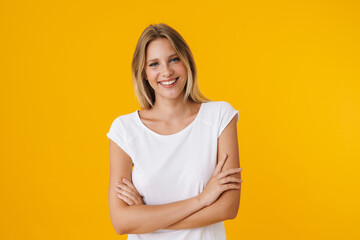 Obraz premium Cheerful beautiful girl smiling while posing with arms crossed