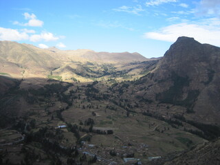 Fototapeta na wymiar Hiking the Inca Trail through the beautiful green lush mountains to Huayna and Machu Picchu in Peru, South America