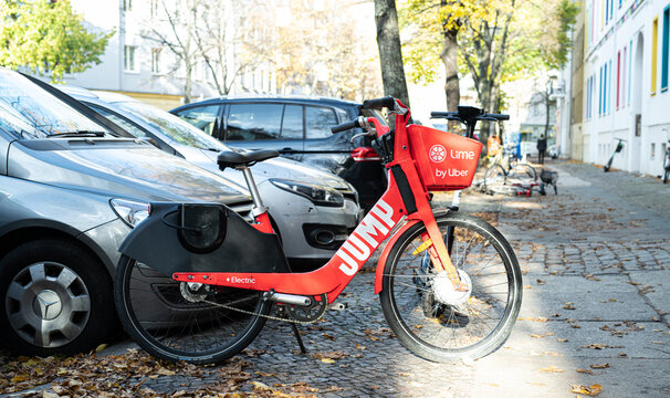 Geparktes Jump Elektro Fahrrad von Lime by Uber in Berlin Mitte  am 03.11.2020