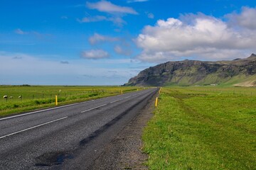 Fototapeta na wymiar A beautiful Southern Icelandic landscape on a wonderful day in summer 