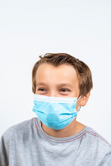 jeune garçon portant un masque de protection covid 19