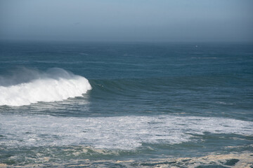 Olas grandes en la costa vasca, Hondarribia, guipuzkoa españa surf en olas gigantes.
