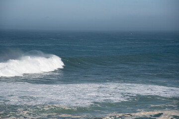 Olas grandes en la costa vasca, Hondarribia, guipuzkoa españa surf en olas gigantes.