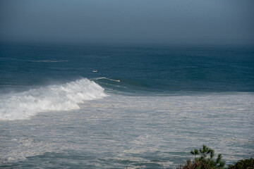 Fototapeta premium Olas grandes en la costa vasca, Hondarribia, guipuzkoa españa surf en olas gigantes.