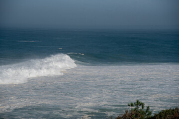 Fototapeta premium Olas grandes en la costa vasca, Hondarribia, guipuzkoa españa surf en olas gigantes.