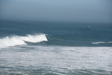Olas grandes en la costa vasca, Hondarribia, guipuzkoa españa surf en olas gigantes.