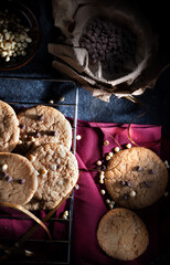 galletas con chispas de chocolate, recién horneadas