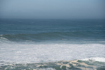 Obraz premium Olas grandes en la costa vasca, Hondarribia, guipuzkoa españa surf en olas gigantes.