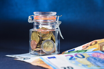 business affaires commerces finances euro argent banque bancaire BCE epargne bocal 