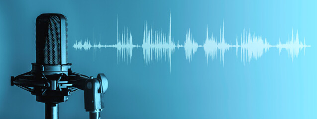 Microphone with waveform on blue background, broadcasting or podcasting banner - obrazy, fototapety, plakaty
