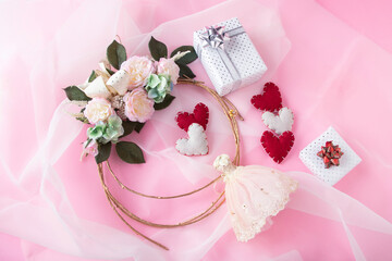 ウェディングドレスとハートと贈り物とピンクのバラと緑の紫陽花と金の枝のリース