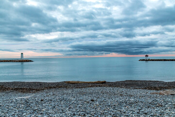 Lever de soleil sur la mer près du phare du port de Villeneuve Loubet sur la Côte d'Azur