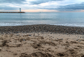 Lever de soleil sur la mer près du phare du port de Villeneuve Loubet sur la Côte d'Azur