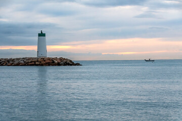 Lever de soleil sur la mer pr&egrave;s du phare du port de Villeneuve Loubet sur la C&ocirc;te d'Azur