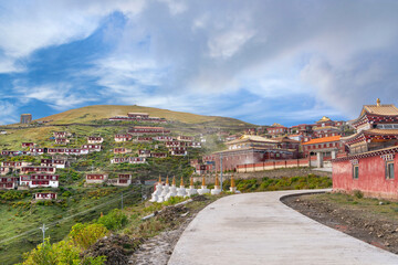 Fototapeta na wymiar The amazing view of tibetan buddhist academy and monastery - Dongga Temple on Tibet