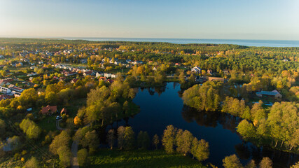 Fototapeta na wymiar Jantar nad jeziorkiem z drona