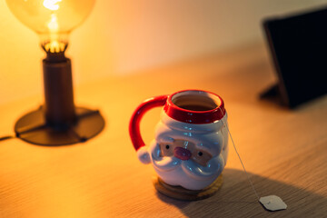 Mesa escritorio con taza y accesorios,smartphone y tablet