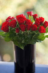 Obraz na płótnie Canvas Rote Rosen in einer schwarzen Blumenvase